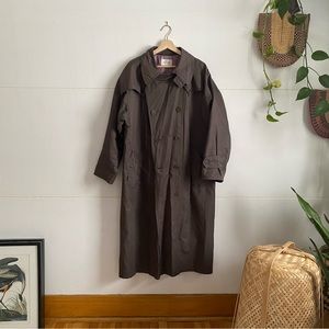 Vintage fil a fil trench coat. EUC olive green lavender lining,